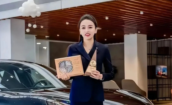 招财猫配资 保时捷女销冠，两年约34亿元！被造黄谣饱受困扰