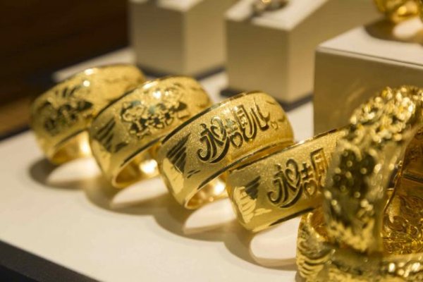 金策宝 上次筹的钱快花光了，老铺黄金在金价跳水时囤货，拟募资27亿港元备战销售旺季